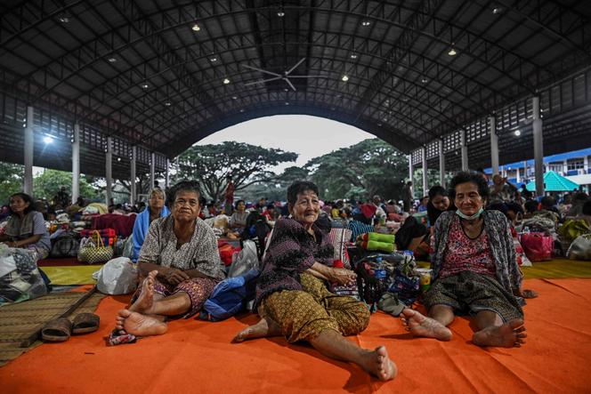 Les personnes déplacées par le conflit en cours entre la Thaïlande et le Cambodge patientent dans un centre d’évacuation situé dans la province frontalière thaïlandaise de Sisaket, le 26 juillet 2025.