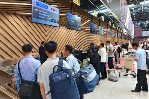 Au comptoir d’enregistrement du vol reliant Moscou et Pyongyang, à l’aéroport international Cheremetievo, le 27 juillet 2025.
