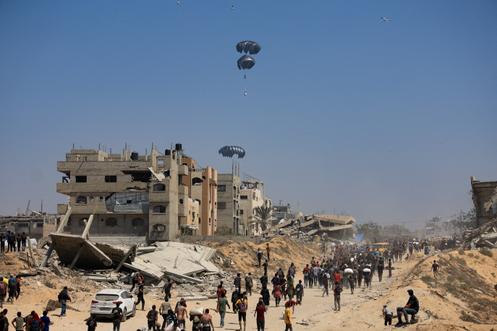 De l’aide humanitaire larguée par avion sur Gaza, vue depuis le nord de la bande de Gaza, le 27 juillet 2025.