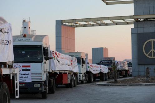 Des camions du Croissant-Rouge égyptien transportent de l’aide humanitaire à destination de la bande de Gaza, au poste frontière de Rafah, en Égypte, le 27 juillet 2025.