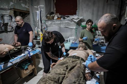 Des médecins militaires prodiguent les premiers soins à des soldats ukrainiens blessés dans un point de stabilisation médicale, dans l’oblast de Donetsk (Ukraine), le 25 juillet 2025.