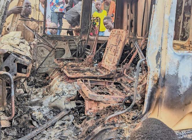 Un véhicule incendié, suite à l’attaque mortelle survenue à Komanda (RDC), le 27 juillet 2025.