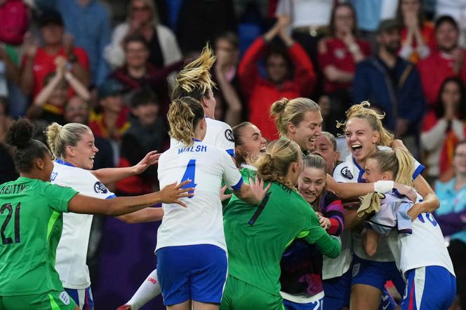 Les joueuses anglaises célèbrent leur victoire lors de l’Euro 2025, au Parc Saint-Jacques de Bâle (Suisse), le 27 juillet 2025.