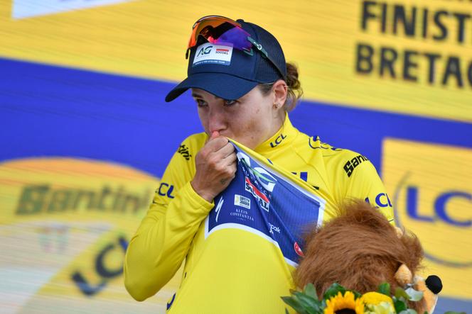 La coureuse mauritienne Kim Le Court Pienaar sur le podium du Tour de France, le 27 juillet 2025 à Quimper.
