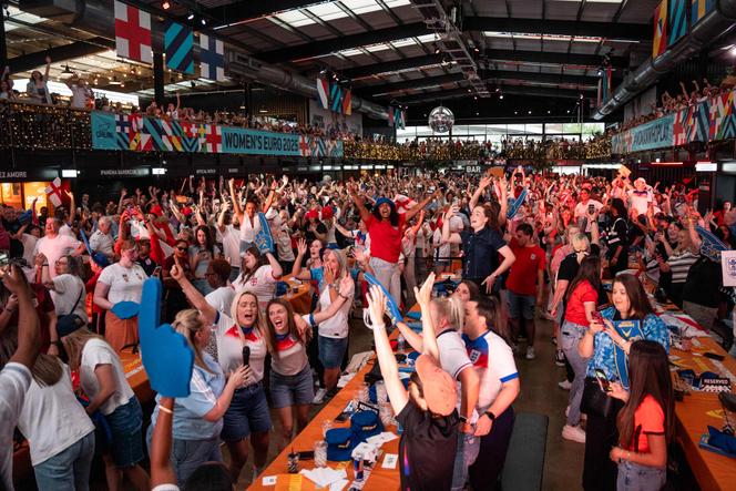 Les supporteurs anglais fêtent la victoire de leur sélection face à l’Espagne en finale de l’Euro féminin de football, au Boxpark Wembley, à Londres, le 27 juillet 2025. 