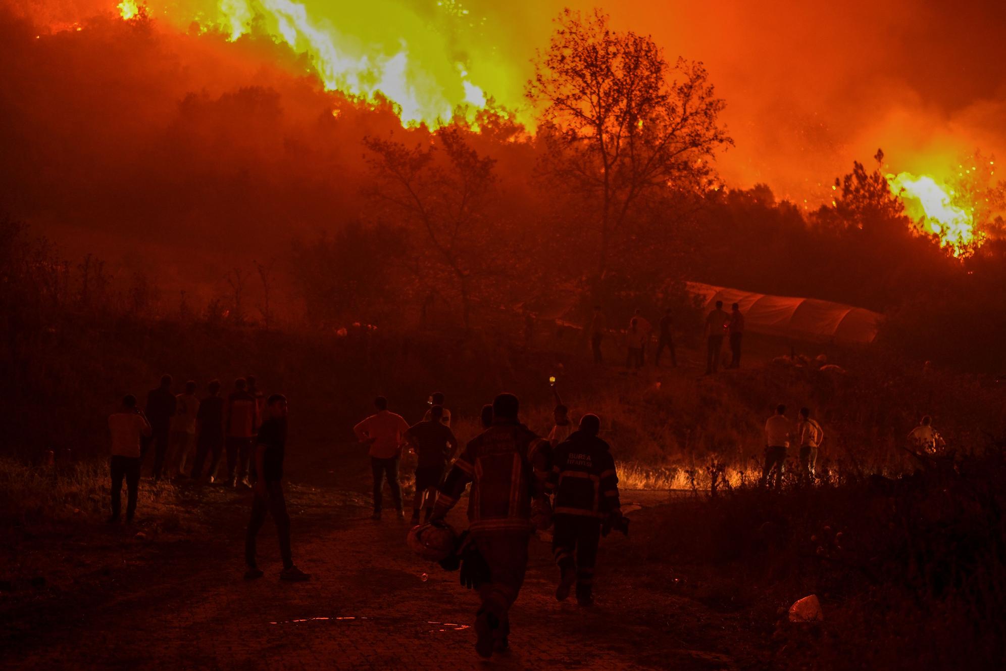 En Turquie, deux incendies font rage aux portes de Bursa, la quatrième ...