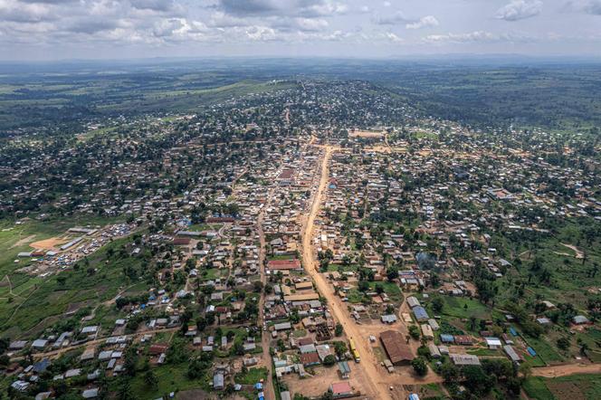 Cette image d’archive montre une vue aérienne de la ville de Komanda, dans la province d’Ituri, dans l’est de la République démocratique du Congo, le 30 août 2023.