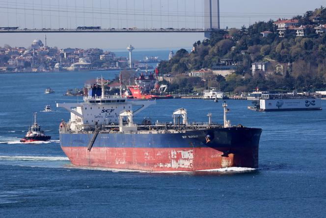 Le pétrolier « SCF Surgut », propriété de l’entreprise publique russe d’hydrocarbures Sovcomflot, sur le Bosphore, à Istanbul, le 4 avril 2024.