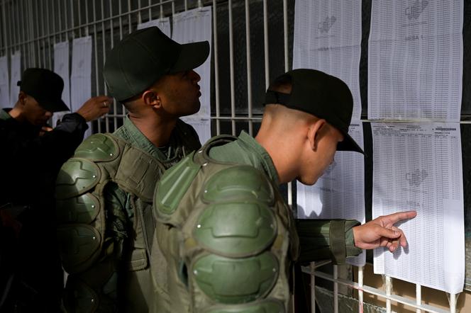 Des gardes nationaux lors des élections municipales vénézuéliennes, à Caracas, le 27 juillet 2025.