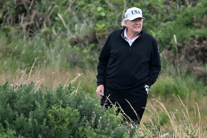 Le président américain Donald Trump joue au golf au Trump Turnberry Golf Courses, à Turnberry, sur la côte sud-ouest de l’Ecosse, dimanche 27 juillet 2025 au matin.