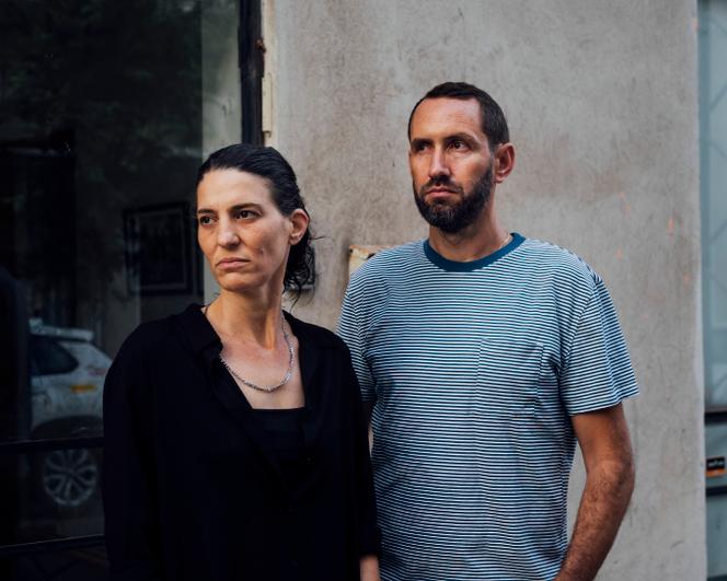 Yuli Novak et Guy Shalev, directeurs respectifs des organisations israéliennes de défense des droits de l’Homme B’Tselem et Physicians for Human Rights Israel (PHRI), dans les bureaux de PHRI, à Tel-Aviv, le 24 juillet 2025.
