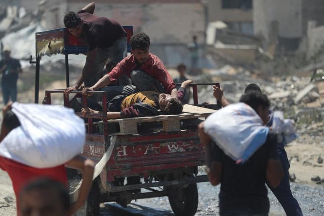 Un Gazaoui blessé par des tirs israéliens est évacué lors d’une distribution d’aide alimentaire, à Beit Lahia, dans la bande de Gaza, le 27 juillet 2025. 
