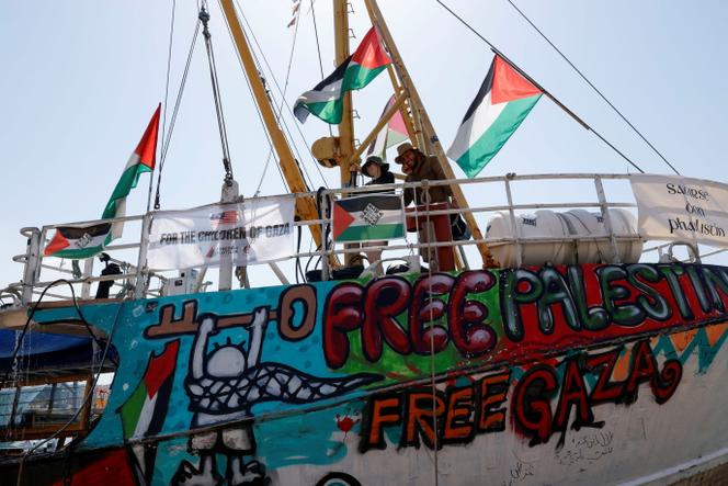 Des militants sur le pont du navire « Handala » de la Flottille de la liberté, alors qu’ils se préparent à naviguer en direction de Gaza, à Marsa (Malte), le 16 août 2024.
