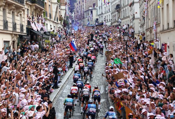 Comme lors des Jeux olympiques, la rue Lepic a fait le bonheur des spectateurs, qui se sont agglutinés le long de la route pour apercevoir les trois passages des coureurs.