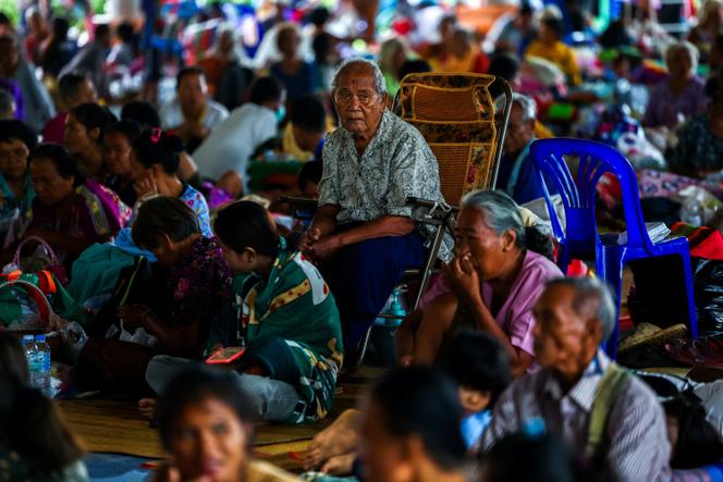 Des personnes déplacées dans un refuge dans la province de Si Saket, en Thaïlande, le 26 juillet 2025.