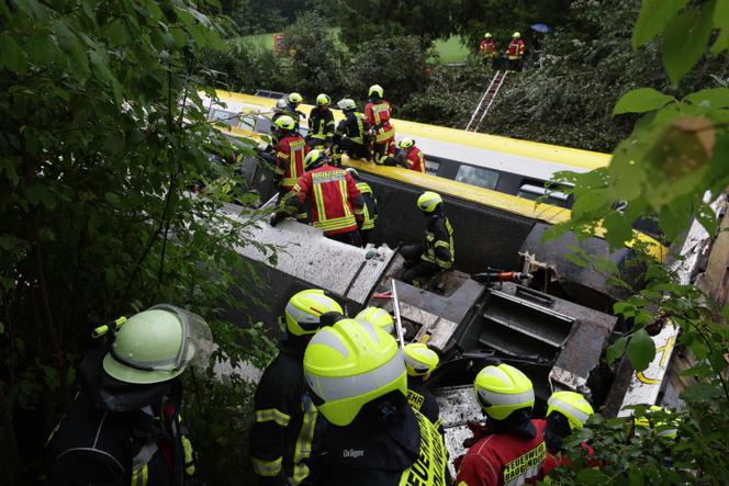 Les secours interviennent près de Riedlingen, en Allemagne, où un train à dérailler le 27 juillet 2025.