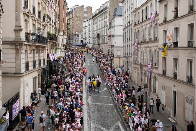 Des amateurs de cyclisme courent dans les rues du quartier de Montmartre à Paris avant la dernière étape du Tour de France entre Mantes-la-Ville et la capitale française, le dimanche 27 juillet 2025.