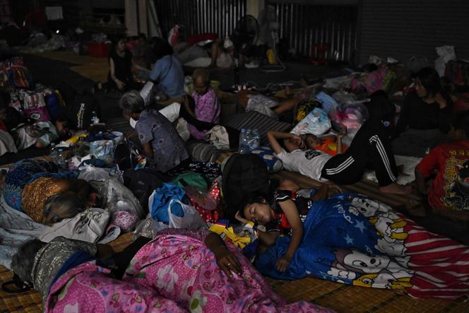 Des personnes réfugiées dans un gymnase de l’université de Surindra Rajabhat, dans la province frontalière de Surin (Thaïlande), le 24 juillet 2025.