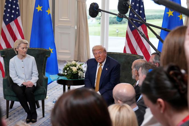 Le président américain, Donald Trump, lors de sa rencontre avec la présidente de la Commission européenne, Ursula von der Leyen, au club de golf Trump Turnberry, en Ecosse, le 27 juillet 2025.