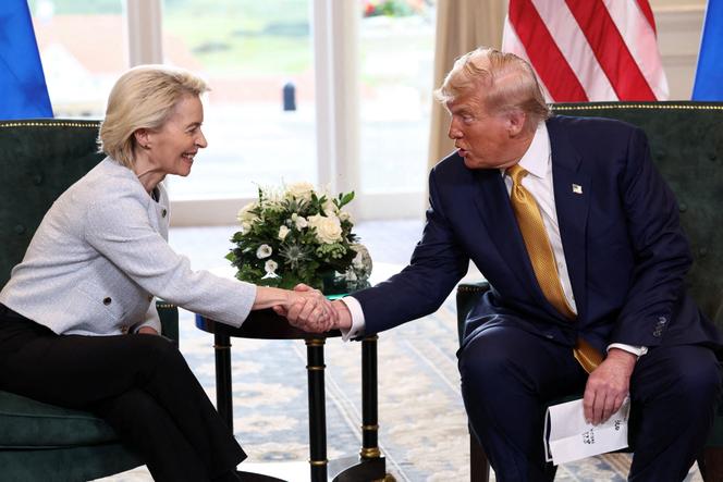 La présidente de la Commission européenne, Ursula von der Leyen, et le président américain, Donald Trump, après la signature d’un accord sur les droits de douane, à Turnberry, en Ecosse, le 27 juillet 2025.