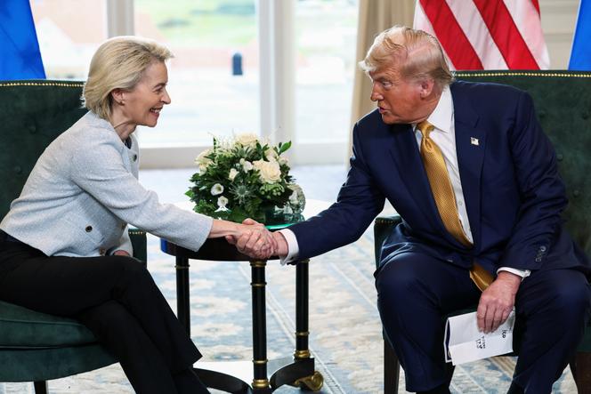 La présidente de la Commission européenne, Ursula von der Leyen, et le président américain, Donald Trump, en Ecosse, le 27&nbsp;juillet&nbsp;2025.
