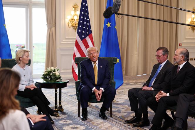 La présidente de la Commission européenne, Ursula von der Leyen, et le président américain, Donald Trump, après la signature d’un accord sur les droits de douane, à Turnberry, en Ecosse, le 27 juillet 2025.
