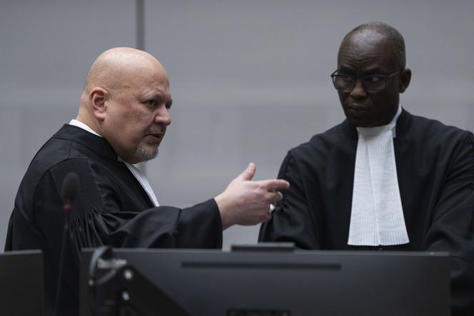 O promotor -chefe da ICC, Karim Khan, e o vice -promotor Mame Mandiaye Niang em Haia (Holanda), 14 de março de 2025.