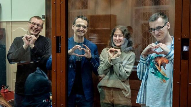 Anna Arkhipova et d’autres militants de Vesna, dans le box des accusés, lors d’une audience à Saint-Pétersbourg (Russie), sur une photo extraite de son groupe de soutien sur Telegram, postée le 10 juillet 2025.