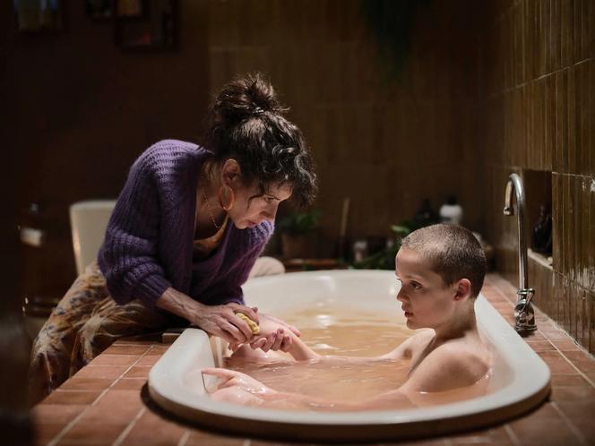 Sally Hawkins (Laura) et Jonah Wren Phillips (Oliver) dans « Substitution. Bring Her Back », de Danny et Michael Philippou.