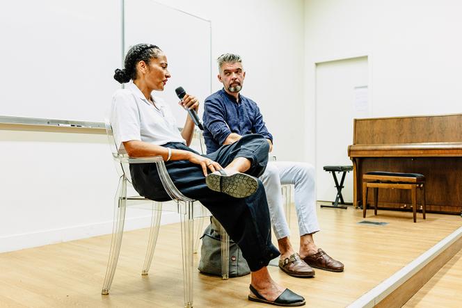 Zadie Smith et Nick Laird dans l’amphithéâtre parisien de l’université de New York, le 9 juillet.