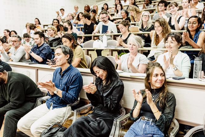 Leur auditoire, étudiants et auteurs, avec, au premier rang de gauche à droite, Jonas Hassen Khemiri, Katie Kitamura et Maya C. Popa.