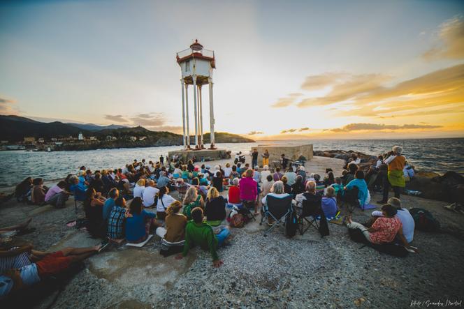 Lectures poétiques sur la jetée à Port-Vendres (Pyrénées-Orientales), le 28 juillet 2025.