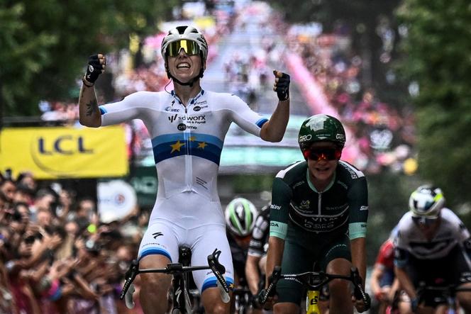 Lorena Wiebes crosses the finish line ahead of Marianne Vos in Angers, western France on July 28, 2025.