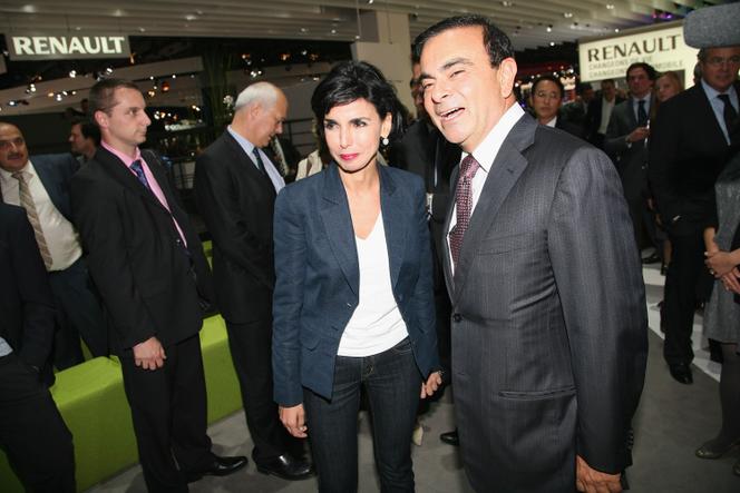 Rachida Dati et Carlos Ghosn sur le stand de la marque Renault, lors de la présentation du modèle Latitude au salon de l’automobile de Paris, le 30 septembre 2010. 