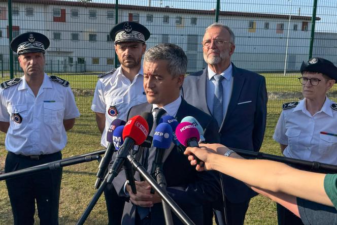 Le garde des sceaux, Gérald Darmanin, s’entretient avec les médias à la suite d’une visite à la prison de haute sécurité de Vendin-le-Vieil (Pas-de-Calais), le 25 juillet 2025. 