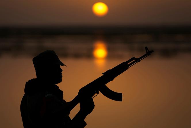 Un soldat malien au bord du fleuve Niger, à Gao, le 28 février 2013.