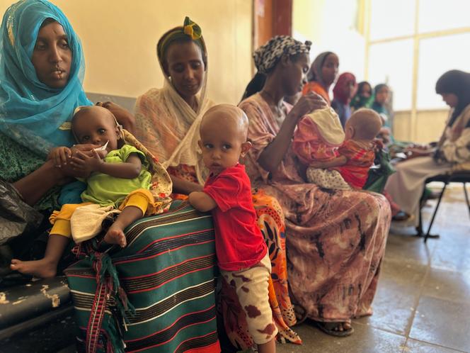 Des mères avec leurs enfants souffrant de malnutrition attendent dans le couloir de l’hôpital d’Abala, dans le nord de l’Ethiopie, le 5 juillet 2025.
