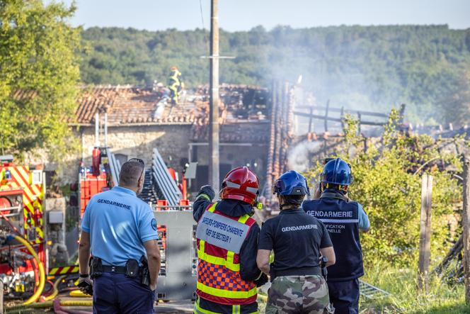 Intervention sur le site du gîte destiné aux adultes handicapés où s’est déclaré au matin un incendie, à Montmoreau (Charente), le 28 juillet 2025.