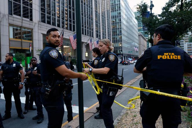Des policiers à Midtown Manhattan, à New York, après une fusillade, le 28 juillet 2025.