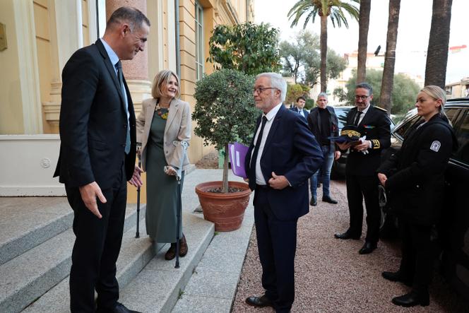 Le ministre de l’aménagement du territoire et de la décentralisation, François Rebsamen (à droite), accueilli par le président du conseil exécutif de Corse, Gilles Simeoni, et la présidente de l’Assemblée de Corse, Marie-Antoinette Maupertuis (au centre), à Ajaccio, le 10 février 2025.