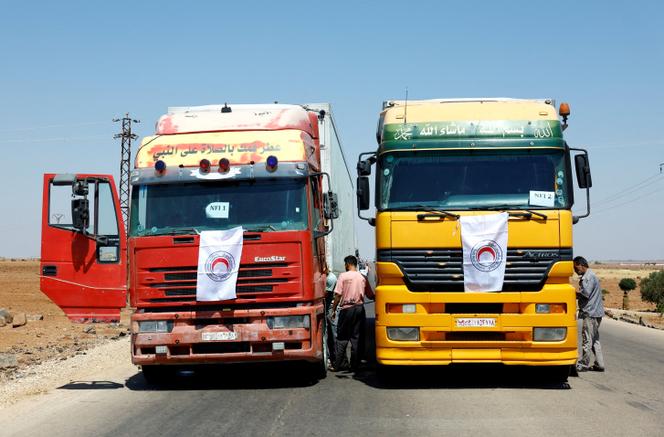 Des véhicules transportant de l’aide humanitaire immobilisés sur la route alors qu’ils se dirigent vers Souweïda, à Bosra Al-Sham, en Syrie, le 28 juillet 2025.