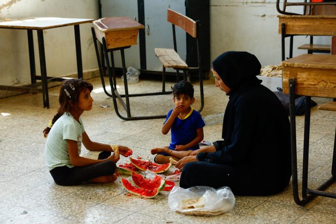 Une famille bédouine qui a quitté Souweïda a trouvé réfuge dans une école utilisée comme centre d’accueil, à Al-Sahwah, dans le gouvernorat de Deraa, en Syrie, le 28 juillet 2025.