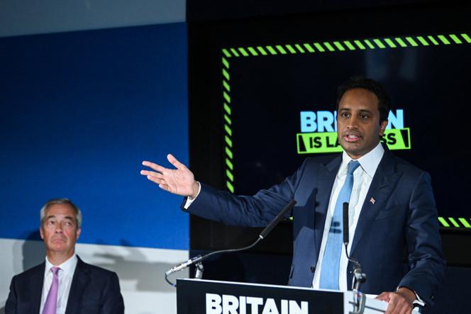 Zia Yusuf, de Reform UK, s’exprime lors d’une conférence de presse, sous le regard de Nigel Farage, chef du parti Reform UK, à Londres, le 28 juillet 2025.