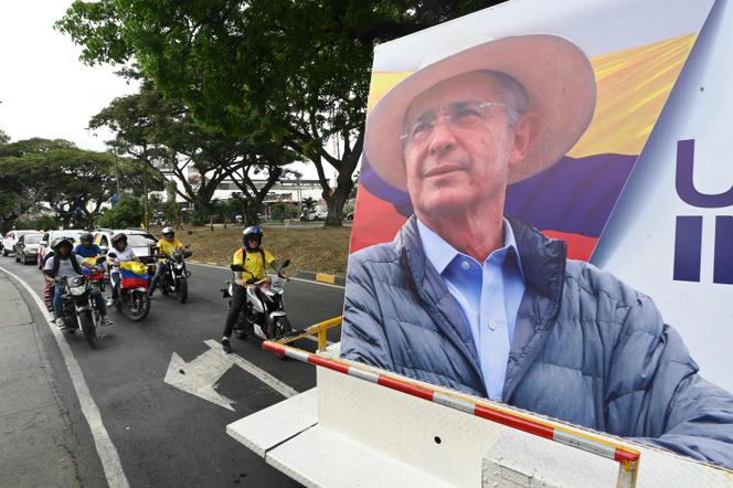 Des partisans de l’ancien président colombien Alvaro Uribe défilent à Cali (Colombie), le 28 juillet 2025.