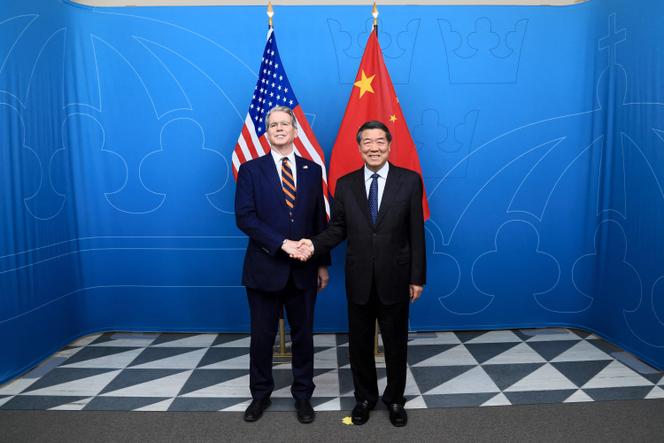 Le secrétaire au Trésor américain, Scott Bessent, et le vice-premier ministre chinois, He Lifeng, à Stockholm, le 28 juillet 2025.