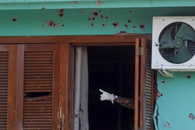 Un officier de police inspectant la maison criblée de balles où un homme a tué trois personnes et en a blessé au moins 12 à Novo Hamburgo, État du Rio Grande do Sul, Brésil, le 23 octobre 2024.