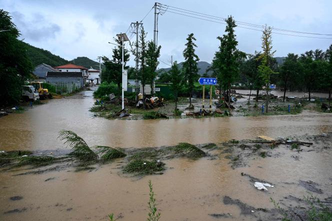 Une rue inondée après de fortes pluies dans le village de Xin’anzhuang, dans le district de Miyun, en périphérie de Pékin, le 28 juillet 2025.