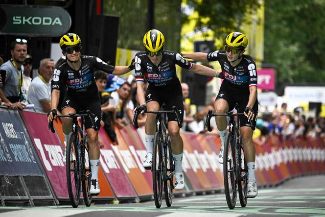 Demi Vollering crosses the finish line as she is accompanied by her teammates after falling. In Angers, western France on July 28, 2025.