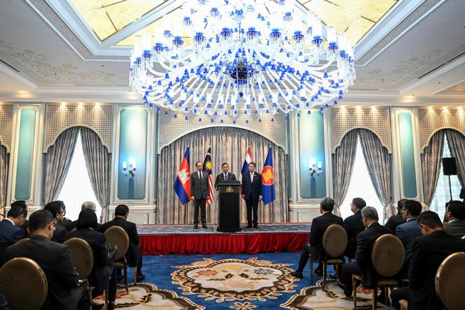 Le premier ministre du Cambodge, Hun Manet, parle lors d’une conférence de presse, aux côtés de ses homologues thaïlandais, Phumtham Wechayachai (à droite), et malaisien, Anwar Ibrahim, à Putrajaya, le 28 juillet 2025.