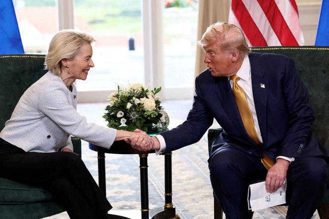 La présidente de la Commission européenne, Ursula von der Leyen, et le président américain, Donald Trump, se serrent la main, après l’annonce d’un accord commercial entre les Etats-Unis et l’Union européenne, à Turnberry, en Ecosse, le 27 juillet 2025. 